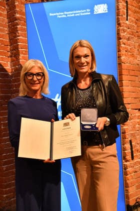 Ulrike Scharf (Bayerische Staatsministerin) und Maria Höfl-Riesch Verleihung der Bayerischen Staatsmedaille für soziale Verdienste 2026 Allerheiligen-Hofkirche München 06. Oktober 2026