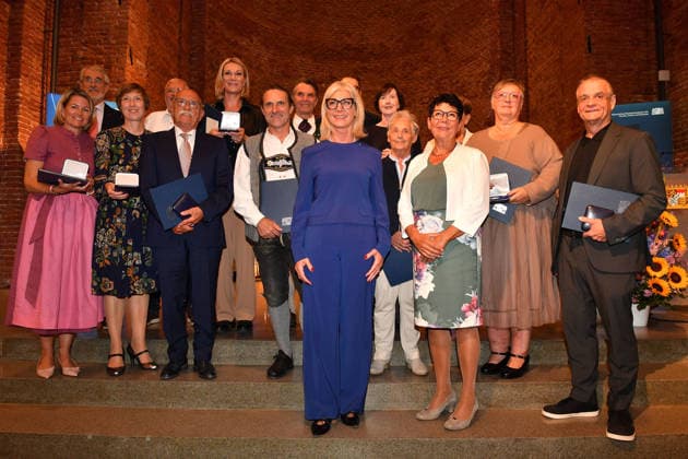 Ulrike Scharf, die Politikerin mit den Preistraegern bei der Verleihung der Bayerischen Staatsmedaille fuer soziale Verdienste in der Allerheiligen-Hofkirche, Residenz am 6.10.2026 in Muenchen Politician and Bavarian State Minister Ulrike Scharf and award recipients attend the presentation of the Bavarian State Medal for Social Merit in the All Saints Court Church (Allerheiligen-Hofkirche) on October 6, 2026 at the Residenz in Munich, Germany Bayerische Staatsmedaille fuer Maria Riesch und die Huber Brueder in Muenchen
