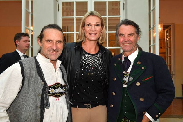 Alexander Huber, Maria Riesch und Thomas Huber (Huber Buam) bei der Verleihung der Bayerischen Staatsmedaille fuer soziale Verdienste in der Allerheiligen-Hofkirche, Residenz am 6.10.2026 in Muenchen Alexander Huber, Maria Riesch and Thomas Huber attend the presentation of the Bavarian State Medal for Social Merit in the All Saints Court Church (Allerheiligen-Hofkirche) at the Residenz on October 6, 2026 in Munich, Germany Bayerische Staatsmedaille fuer Maria Riesch und die Huber Brueder in Muenchen
