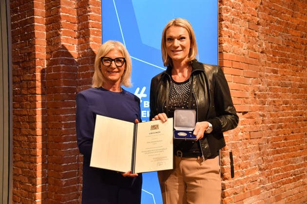 Bayerns Staatsministerin Ulrike Scharf und Preistraegerin Maria Riesch bei der Verleihung der Bayerischen Staatsmedaille fuer soziale Verdienste in der Allerheiligen-Hofkirche, Residenz am 6.10.2026 in Muenchen Bavarian State Minister Ulrike Scharf and award recipient Maria Riesch at the presentation of the Bavarian State Medal for Social Merit in the All Saints Court Church (Allerheiligen-Hofkirche) at the Residenz on October 6, 2026 in Munich, Germany Bayerische Staatsmedaille fuer Maria Riesch und die Huber Brueder in Muenchen