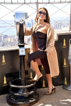 Jessie James Decker Visits the Empire State Building NEW YORK, NY- OCTOBER 6: Jessie James Decker at the Empire State Building to Celebrate the Release of New Cookbook The Secret Sauce: A Family Cookbook Seasoned with Love on October 6, 2026 in New York City. Credit: John Fycke AdMedia New York City New York USA EDITORIAL USE ONLY  Copyright: xx JohnxFycke AdMediax admphotosthree019320