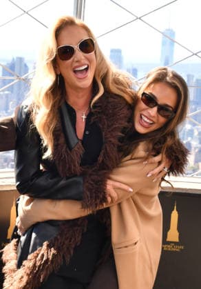 NEW YORK, NY- OCTOBER 6: Karen Parker and Jessie James Decker at the Empire State Building to Celebrate the Release of New Cookbook The Secret Sauce: A Family Cookbook Seasoned with Love on October 6, 2026 in New York City. Credit: AdMedia New York City USA  - ZUMAa123 20261006_zaa_a123_017 Copyright: xJohnxFyckex