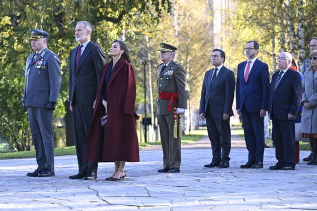 Spain s King Felipe and Queen Letizia take part in a wreath-laying ceremony at the Hietaniemi Cemetery in Helsinki, Finland, on October 7, 2026. Spain s King Felipe and Queen Letizia are on a two-day state visit to Finland. - HEIKKI SAUKKOMAA Helsinki Finland  Copyright: xHeikkixSaukkomaax TpL6UwG8rjg