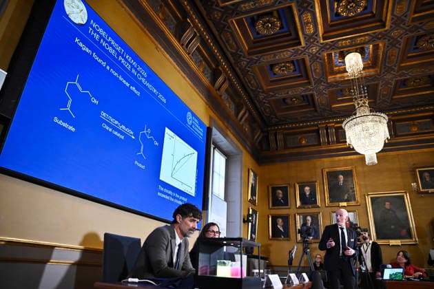 Henri Kagan and Kenso Soai are awarded the 2026 Nobel Prize in Chemistry during a press conference at the Royal Swedish Academy of Sciences in Stockholm, Sweden, on October 7, 2026 STOCKHOLM SWEDEN x10080x  Copyright: xFredrikxSandberg TTx SWEDEN NOBEL PRIZE 2026 CHEMISTRY Lx8_JSAP_dI