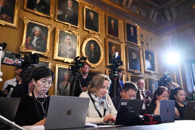 STOCKHOLM, SWEDEN 20261007 International media cover the announcement of the Nobel Prize in Chemistry at the Royal Swedish Academy of Sciences in Stockholm on Wednesday STOCKHOLM, SWEDEN x10080x  Copyright: xFredrikxSandberg TTx NOBELPRIS I KEMI TILLKÄNNAGIVANDE ySOC1lzO2do