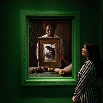 Tim Walker s Fairyland: Love and Legends Photo Call at National Portrait Gallery, London, UK - 7 October 2026 A staff member views Olivette Cole-Wilson, and blackbird by Tim Walker as part of The National Portrait Gallery s Tim Walker s Fairyland: Love and Legends Exhibition which runs from 9th October 2026 - 7th February 2027 at National Portrait Gallery in London, England, UK on Wednesday 7 October, 2026., Credit:Justin Ng Avalon UK, England, London, National Portrait Gallery  Copyright: xJustinxNgx xAvalonx 1141202414