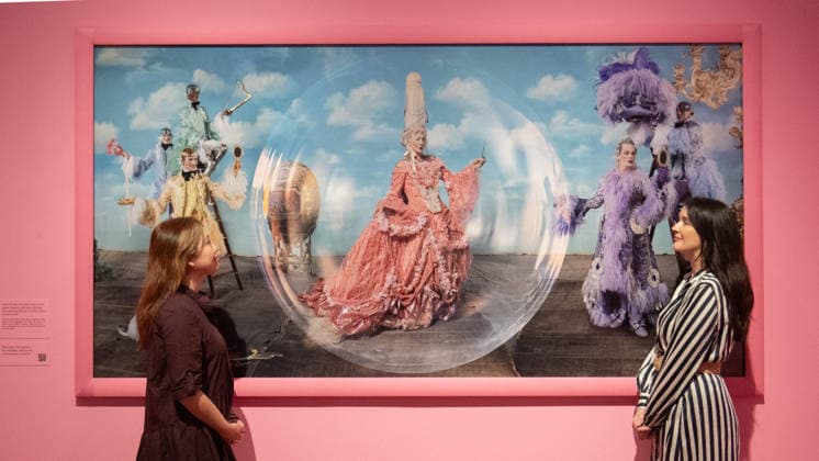 Tim Walker s Fairyland: Love and Legends Photo Call at National Portrait Gallery, London, UK - 7 October 2026 A staff member views Paul O Grady and Julian Clary as the Glitter Queens, with Harry Browse, Rae and Liam Elias as the Glitter Boys by Tim Walker as part of The National Portrait Gallery s Tim Walker s Fairyland: Love and Legends Exhibition which runs from 9th October 2026 - 7th February 2027 at National Portrait Gallery in London, England, UK on Wednesday 7 October, 2026., Credit:Justin Ng Avalon UK, England, London, National Portrait Gallery  Copyright: xJustinxNgx xAvalonx 1141202444