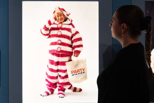 Tim Walker s Fairyland: Love and Legends Photo Call at National Portrait Gallery, London, UK - 7 October 2026 A staff member views Jeffrey Hinton as Bagpuss, Costume: Sophie Lincoln by Tim Walker as part of The National Portrait Gallery s Tim Walker s Fairyland: Love and Legends Exhibition which runs from 9th October 2026 - 7th February 2027 at National Portrait Gallery in London, England, UK on Wednesday 7 October, 2026., Credit:Justin Ng Avalon UK, England, London, National Portrait Gallery  Copyright: xJustinxNgx xAvalonx 1141202450