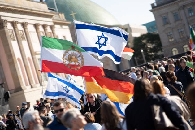 Gedenkfeier auf dem Bebelplatz in Berlin-Mitte, Zentrum der deutschen Hauptstadt;Gedenkveranstaltung 3. Jahrestag Terroranschlag der Hamas in Israel 7. Oktober. Nie vergessen. Niemals schweigen., Berlin Berlin Deutschland Bebelplatz