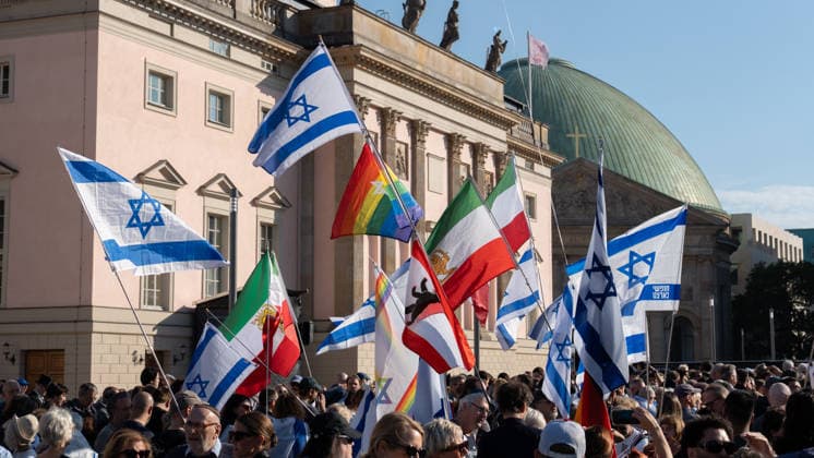 Gedenkfeier auf dem Bebelplatz in Berlin-Mitte, Zentrum der deutschen Hauptstadt;Gedenkveranstaltung 3. Jahrestag Terroranschlag der Hamas in Israel 7. Oktober. Nie vergessen. Niemals schweigen., Berlin Berlin Deutschland Bebelplatz