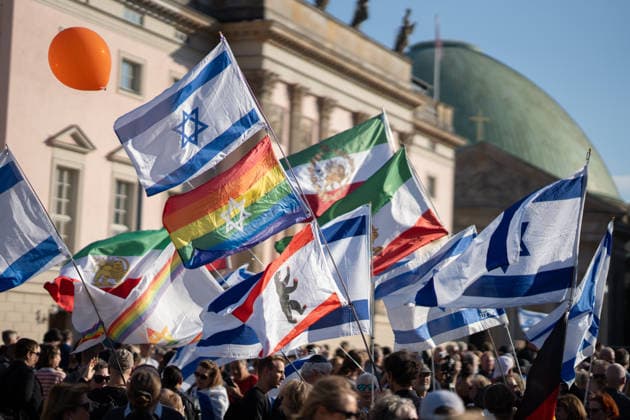 Gedenkfeier auf dem Bebelplatz in Berlin-Mitte, Zentrum der deutschen Hauptstadt;Gedenkveranstaltung 3. Jahrestag Terroranschlag der Hamas in Israel 7. Oktober. Nie vergessen. Niemals schweigen., Berlin Berlin Deutschland Bebelplatz