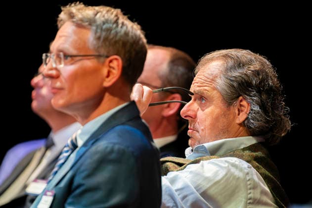 80 Jahre Handelsblatt und 100 Jahre WirtschaftsWoche EUR, Deutschland, Berlin, 07.10.2026: Manager deutscher Unternehmen verfolgen die in Berlin stattfindenene Jubiläumsveranstaltung von 80 Jahre Handelsblatt und 100 Jahre WirtschaftsWoche.