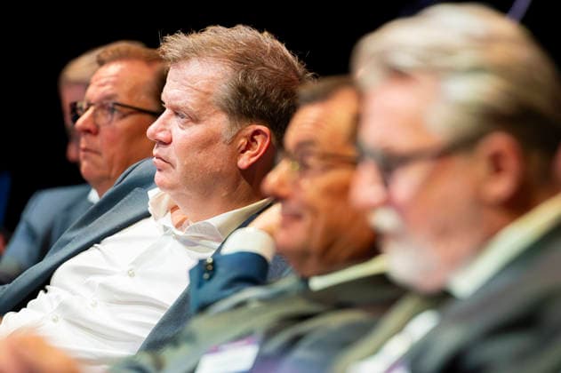 80 Jahre Handelsblatt und 100 Jahre WirtschaftsWoche EUR, Deutschland, Berlin, 07.10.2026: Manager deutscher Unternehmen verfolgen die in Berlin stattfindenene Jubiläumsveranstaltung von 80 Jahre Handelsblatt und 100 Jahre WirtschaftsWoche.