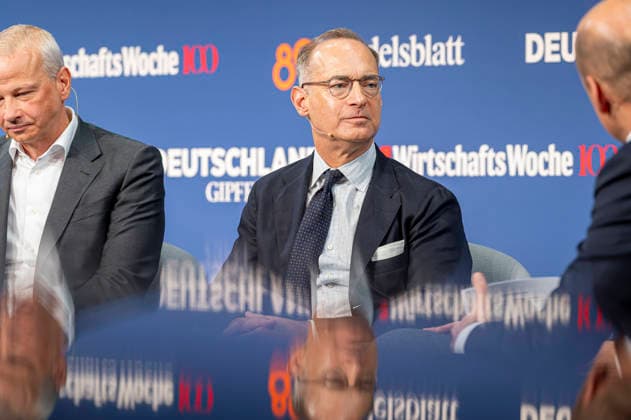 Oliver Bäte EUR, Deutschland, Berlin, 07.10.2026: Oliver Bäte (mitte) CEO Allianz SEbesucht die in Berlin stattfindene Jubiläumsveranstaltung von 80 Jahre Handelsblatt und 100 Jahre WirtschaftsWoche.