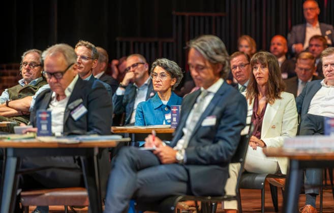 80 Jahre Handelsblatt und 100 Jahre WirtschaftsWoche EUR, Deutschland, Berlin, 07.10.2026: Manager deutscher Unternehmen verfolgen die in Berlin stattfindenene Jubiläumsveranstaltung von 80 Jahre Handelsblatt und 100 Jahre WirtschaftsWoche.