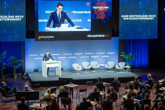 80 Jahre Handelsblatt und 100 Jahre WirtschaftsWoche EUR, Deutschland, Berlin, 07.10.2026: Manager deutscher Unternehmen verfolgen die in Berlin stattfindenene Jubiläumsveranstaltung von 80 Jahre Handelsblatt und 100 Jahre WirtschaftsWoche.