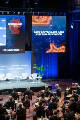 80 Jahre Handelsblatt und 100 Jahre WirtschaftsWoche EUR, Deutschland, Berlin, 07.10.2026: Manager deutscher Unternehmen verfolgen die in Berlin stattfindenene Jubiläumsveranstaltung von 80 Jahre Handelsblatt und 100 Jahre WirtschaftsWoche.
