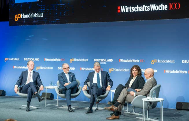 80 Jahre Handelsblatt und 100 Jahre WirtschaftsWoche EUR, Deutschland, Berlin, 07.10.2026: (l-r) Marc Billeb - Sprecher der Geschäftsführung, PwC Deutschland , Carsten Knobel CEO Henkel Europe, Christian Sewing CEO Deutsche Bank sowie Isabella Weber Associate Professor of Economics University of Massachusetts Amhers und Sebastian Matthes Chefredakteur Handelsblatt auf der in Berlin stattfindenen Jubiläumsveranstaltung von 80 Jahre Handelsblatt und 100 Jahre WirtschaftsWoche.