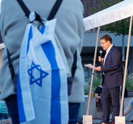 Gedenken 7.10.23 07.10.2026 Drei Jahre nach dem HAMAS Angriff auf Israel mit 1200 getöteten Menschen und 251 Menschen als Geiseln gedenken auf dem Friedensplatz mit einer Installation und einer zentralen Kundgebung zahlreiche Darmstädter. Schirmherr ist Oberbürgermeister Hanno Benz. Darmstadt Hessen Deutschland
