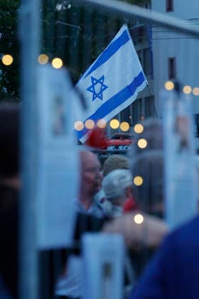 Gedenken 7.10.23 07.10.2026 Drei Jahre nach dem HAMAS Angriff auf Israel mit 1200 getöteten Menschen und 251 Menschen als Geiseln gedenken auf dem Friedensplatz mit einer Installation und einer zentralen Kundgebung zahlreiche Darmstädter. Schirmherr ist Oberbürgermeister Hanno Benz. Darmstadt Hessen Deutschland
