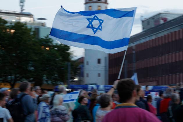Gedenken 7.10.23 07.10.2026 Drei Jahre nach dem HAMAS Angriff auf Israel mit 1200 getöteten Menschen und 251 Menschen als Geiseln gedenken auf dem Friedensplatz mit einer Installation und einer zentralen Kundgebung zahlreiche Darmstädter. Schirmherr ist Oberbürgermeister Hanno Benz. Darmstadt Hessen Deutschland