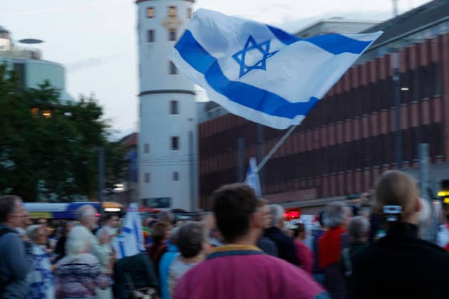 Gedenken 7.10.23 07.10.2026 Drei Jahre nach dem HAMAS Angriff auf Israel mit 1200 getöteten Menschen und 251 Menschen als Geiseln gedenken auf dem Friedensplatz mit einer Installation und einer zentralen Kundgebung zahlreiche Darmstädter. Schirmherr ist Oberbürgermeister Hanno Benz. Darmstadt Hessen Deutschland