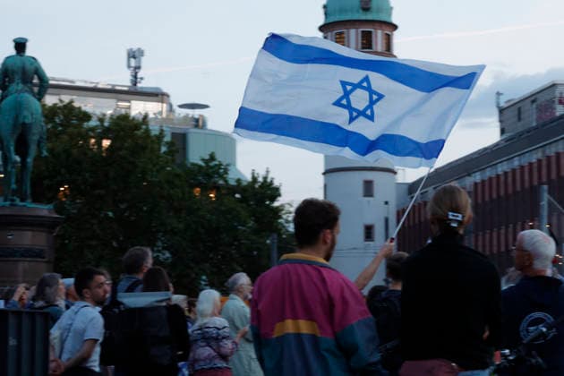Gedenken 7.10.23 07.10.2026 Drei Jahre nach dem HAMAS Angriff auf Israel mit 1200 getöteten Menschen und 251 Menschen als Geiseln gedenken auf dem Friedensplatz mit einer Installation und einer zentralen Kundgebung zahlreiche Darmstädter. Schirmherr ist Oberbürgermeister Hanno Benz. Darmstadt Hessen Deutschland