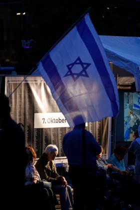 Gedenken 7.10.23 07.10.2026 Drei Jahre nach dem HAMAS Angriff auf Israel mit 1200 getöteten Menschen und 251 Menschen als Geiseln gedenken auf dem Friedensplatz mit einer Installation und einer zentralen Kundgebung zahlreiche Darmstädter. Schirmherr ist Oberbürgermeister Hanno Benz. Darmstadt Hessen Deutschland