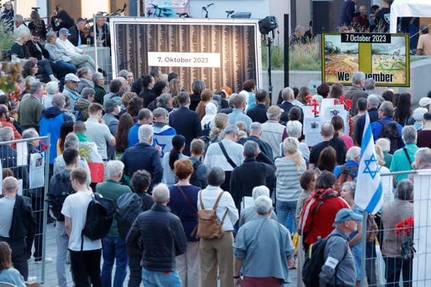 Gedenken 7.10.23 07.10.2026 Drei Jahre nach dem HAMAS Angriff auf Israel mit 1200 getöteten Menschen und 251 Menschen als Geiseln gedenken auf dem Friedensplatz mit einer Installation und einer zentralen Kundgebung zahlreiche Darmstädter. Schirmherr ist Oberbürgermeister Hanno Benz. Darmstadt Hessen Deutschland