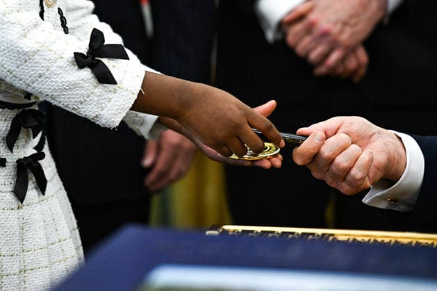 Trump Makes Oval Office Announcement WASHINGTON, DC - OCT. 7: US President Donald Trump hands a challenge coin and a pen to a child during an announcement on Trump Accounts in the Oval Office on Wednesday, Oct. 7, 2026 at the White House in Washington, D.C. (Photo by Annabelle Gordon Pool For The Washington Post) Washington DC United States  Copyright: xPool ABACAx
