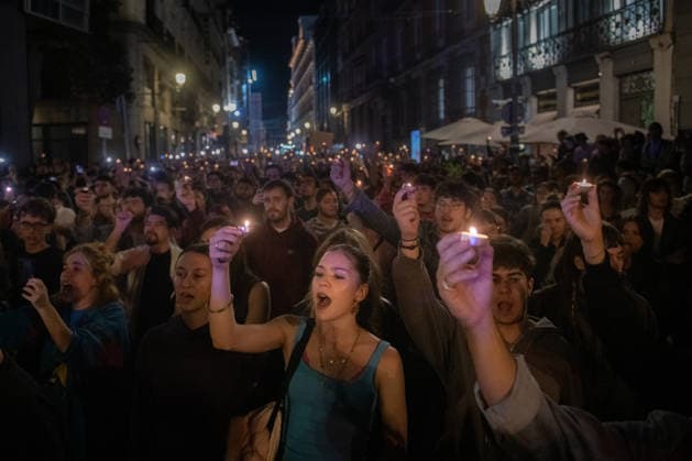 Maricarmen Abascal, who became a symbol of the fight for housing after her eviction, has died. Dozens of people held a candlelight vigil for Maricarmen in front of the Congress of Deputies on October 7, 2026, in Madrid, Spain. Maricarmen Abascal, who became a symbol of the housing rights movement that led to the Puerta del Sol encampment after being evicted from the home in Retiro where she had lived for 70 years, died on Wednesday, as confirmed by the Tenants’ Union. The woman had been hospitalized at Gregorio Maranón Hospital since September 23. On that day, she was carried out on a stretcher from her home on Alcalde Sainz de Baranda Street after the eviction order was enforced, despite protests from dozens of activists, and transferred  Copyright: xFernandoxSanchezx 7827432