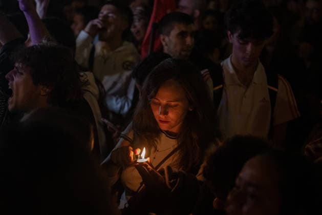 Maricarmen Abascal, Who Became a Symbol of the Fight for Housing After Her Eviction, Dies A person lights a candle for Maricarmen in front of the Congress of Deputies on October 7, 2026, in Madrid, Spain. Maricarmen Abascal, who became a symbol of the housing rights movement that led to the Puerta del Sol encampment after being evicted from the home in Retiro where she had lived for 70 years, died on Wednesday, as confirmed by the Tenants’ Union. The woman had been hospitalized at Gregorio Maranón Hospital since September 23. On that day, she was carried out on a stretcher from her home on Alcalde Sainz de Baranda Street after the eviction order was enforced, despite protests from dozens of activists, and transferred to the Madrid hospital  Copyright: xFernandoxSanchezx 7827433