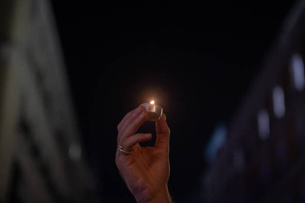 Maricarmen Abascal, who became a symbol of the fight for housing after her eviction, has died. A person holds a candle in memory of Maricarmen in front of the Congress of Deputies on October 7, 2026, in Madrid, Spain. Maricarmen Abascal, who became a symbol of the housing rights movement that led to the Puerta del Sol encampment after being evicted from the home in Retiro where she had lived for 70 years, died on Wednesday, as confirmed by the Tenants’ Union. The woman had been hospitalized at Gregorio Maranón Hospital since September 23. On that day, she was carried out on a stretcher from her home on Alcalde Sainz de Baranda Street after the eviction order was enforced, despite protests from dozens of activists, and transferred to the Ma  Copyright: xFernandoxSanchezx 7827434