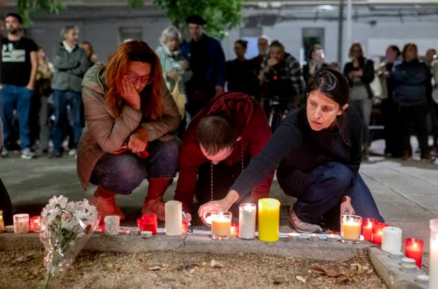 Maricarmen Abascal, who became a symbol of the fight for housing after her eviction, has died. Several members of the Tenants’ Union left candles and messages at Maricarmen’s home on October 7, 2026, in Madrid, Spain. Maricarmen Abascal, who became a symbol of the housing rights movement that led to the Puerta del Sol encampment after being evicted from the home in Retiro where she had lived for 70 years, died on Wednesday, as confirmed by the Tenants’ Union. The woman had been hospitalized at Gregorio Maranón Hospital since September 23. On that day, she was carried out on a stretcher from her home on Alcalde Sainz de Baranda Street after the eviction order was enforced, despite protests from dozens of activists, and transferred to the Ma  Copyright: xAlbertoxOrtegax 7827448