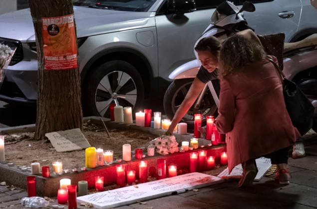 Maricarmen Abascal, who became a symbol of the fight for housing after her eviction, has died. Several members of the Tenants’ Union left candles and messages at Maricarmen’s home on October 7, 2026, in Madrid, Spain. Maricarmen Abascal, who became a symbol of the housing rights movement that led to the Puerta del Sol encampment after being evicted from the home in Retiro where she had lived for 70 years, died on Wednesday, as confirmed by the Tenants’ Union. The woman had been hospitalized at Gregorio Maranón Hospital since September 23. On that day, she was carried out on a stretcher from her home on Alcalde Sainz de Baranda Street after the eviction order was enforced, despite protests from dozens of activists, and transferred to the Ma  Copyright: xAlbertoxOrtegax 7827449