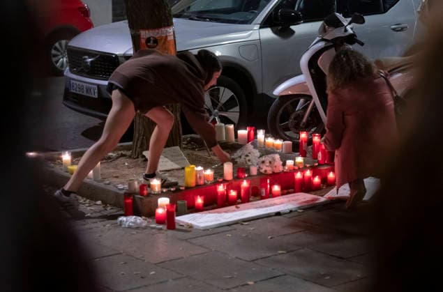 Maricarmen Abascal, who became a symbol of the fight for housing after her eviction, has died. Several members of the Tenants’ Union left candles and messages at Maricarmen’s home on October 7, 2026, in Madrid, Spain. Maricarmen Abascal, who became a symbol of the housing rights movement that led to the Puerta del Sol encampment after being evicted from the home in Retiro where she had lived for 70 years, died on Wednesday, as confirmed by the Tenants’ Union. The woman had been hospitalized at Gregorio Maranón Hospital since September 23. On that day, she was carried out on a stretcher from her home on Alcalde Sainz de Baranda Street after the eviction order was enforced, despite protests from dozens of activists, and transferred to the Ma  Copyright: xAlbertoxOrtegax 7827450