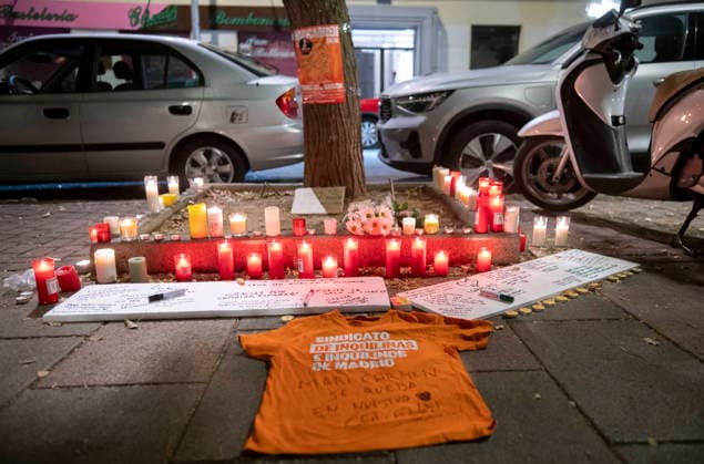 Maricarmen Abascal, who became a symbol of the fight for housing after her eviction, has died. Several members of the Tenants’ Union left a T-shirt, candles, and messages at Maricarmen’s home on October 7, 2026, in Madrid, Spain. Maricarmen Abascal, who became a symbol of the housing rights movement that led to the Puerta del Sol encampment after being evicted from the home in Retiro where she had lived for 70 years, died on Wednesday, as confirmed by the Tenants’ Union. The woman had been hospitalized at Gregorio Maranón Hospital since September 23. On that day, she was carried out on a stretcher from her home on Alcalde Sainz de Baranda Street after the eviction order was carried out, despite protests from dozens of activists, and transf  Copyright: xAlbertoxOrtegax 7827452