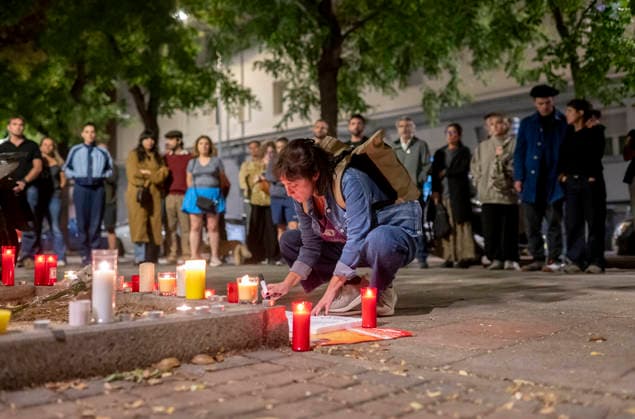 Maricarmen Abascal, who became a symbol of the fight for housing after her eviction, has died. Several people leave candles and messages at Maricarmen’s home on October 7, 2026, in Madrid, Spain. Maricarmen Abascal, who became a symbol of the housing rights movement that led to the Puerta del Sol encampment after being evicted from the home in Retiro where she had lived for 70 years, died on Wednesday, as confirmed by the Tenants’ Union. The woman had been hospitalized at Gregorio Maranón Hospital since September 23. On that day, she was carried out on a stretcher from her home on Alcalde Sainz de Baranda Street after the eviction order was enforced, despite protests from dozens of activists, and transferred to the Madrid hospital due to h  Copyright: xAlbertoxOrtegax 7827460
