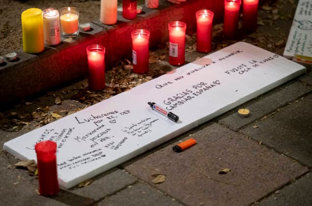 Maricarmen Abascal, who became a symbol of the fight for housing after her eviction, has died. Several people leave candles and messages at Maricarmen’s home on October 7, 2026, in Madrid, Spain. Maricarmen Abascal, who became a symbol of the housing rights movement that led to the Puerta del Sol encampment after being evicted from the home in Retiro where she had lived for 70 years, died on Wednesday, as confirmed by the Tenants’ Union. The woman had been hospitalized at Gregorio Maranón Hospital since September 23. On that day, she was carried out on a stretcher from her home on Alcalde Sainz de Baranda Street after the eviction order was enforced, despite protests from dozens of activists, and transferred to the Madrid hospital due to h  Copyright: xAlbertoxOrtegax 7827462