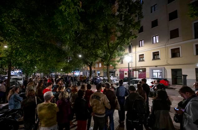 Maricarmen Abascal, who became a symbol of the fight for housing after her eviction, has died. Several people leave candles and messages at Maricarmen’s home on October 7, 2026, in Madrid, Spain. Maricarmen Abascal, who became a symbol of the housing rights movement that led to the Puerta del Sol encampment after being evicted from the home in Retiro where she had lived for 70 years, died on Wednesday, as confirmed by the Tenants’ Union. The woman had been hospitalized at Gregorio Maranón Hospital since September 23. On that day, she was carried out on a stretcher from her home on Alcalde Sainz de Baranda Street after the eviction order was enforced, despite protests from dozens of activists, and transferred to the Madrid hospital due to h  Copyright: xAlbertoxOrtegax 7827463