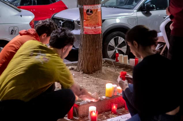 Maricarmen Abascal, who became a symbol of the fight for housing after her eviction, has died. Several members of the Tenants’ Union left candles and messages at Maricarmen’s home on October 7, 2026, in Madrid, Spain. Maricarmen Abascal, who became a symbol of the housing rights movement that led to the Puerta del Sol encampment after being evicted from the home in Retiro where she had lived for 70 years, died on Wednesday, as confirmed by the Tenants’ Union. The woman had been hospitalized at Gregorio Maranón Hospital since September 23. On that day, she was carried out on a stretcher from her home on Alcalde Sainz de Baranda Street after the eviction order was enforced, despite protests from dozens of activists, and transferred to the Ma  Copyright: xAlbertoxOrtegax 7827447