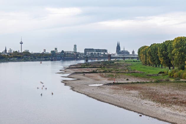 Niedrigwasser am Rhein: Blick von der Rodenkirchener Brücke (A4) auf die Kölner Skyline - 07.10.26 Blick von der Autobahnbrücke Rodenkirchen (A4) rheinabwärts auf die Kölner Skyline mit Dom, Kranhäusern, Kölnturm und Colonius sowie die Eisenbahn-Südbrücke. Auf dem Rhein eine Gruppe Kajak Fahrende. Am Rand liegt das Flussbett trocken. Der Pegel Köln liegt mit 43 cm auf Rekordniveau, nur wenig über dem Tiefstwert von 40 cm. Ab Donnerstag leitet eine Regenfront den Herbst ein und bringt den Pegeln erste Entspannung. Köln Rodenkirchen Nordrhein-Westfalen Deutschland Copyright: xMarcxJohnx