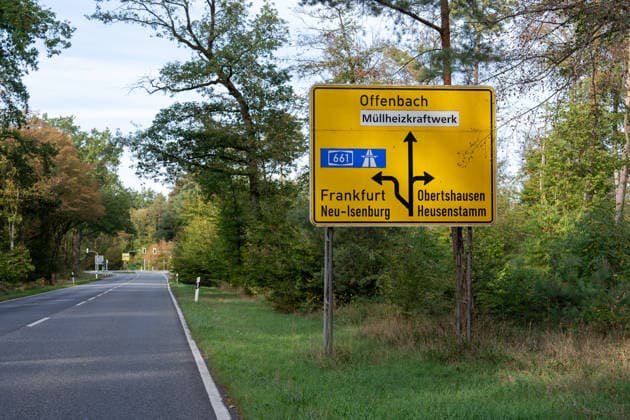 250kg Weltkriegsbombe in Stadtwald gefunden - Sprengung am selben Tag notwendig Am Mittwoch, 07.10.2026, wurde im Bereich des Wildhofs im Offenbacher Stadtwald eine rund 250 Kilogramm schwere Weltkriegsbombe kontrolliert gesprengt. Der Kampfmittelräumdienst beseitigte das Kampfmittel am Nachmittag wie geplant. Zuvor war der Evakuierungsradius auf 300 Meter reduziert worden, sodass das Energiewerk der EVO nicht geräumt werden musste. Auf Heusenstammer Gemarkung waren keine Evakuierungen erforderlich. Die Sperrungen auf der Dietzenbacher Straße und der Landesstraße 3117 wurden aufgehoben. Offenbach am Main Hessen Deutschland