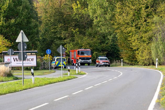 250kg Weltkriegsbombe in Stadtwald gefunden - Sprengung am selben Tag notwendig Am Mittwoch, 07.10.2026, wurde im Bereich des Wildhofs im Offenbacher Stadtwald eine rund 250 Kilogramm schwere Weltkriegsbombe kontrolliert gesprengt. Der Kampfmittelräumdienst beseitigte das Kampfmittel am Nachmittag wie geplant. Zuvor war der Evakuierungsradius auf 300 Meter reduziert worden, sodass das Energiewerk der EVO nicht geräumt werden musste. Auf Heusenstammer Gemarkung waren keine Evakuierungen erforderlich. Die Sperrungen auf der Dietzenbacher Straße und der Landesstraße 3117 wurden aufgehoben. Offenbach am Main Hessen Deutschland