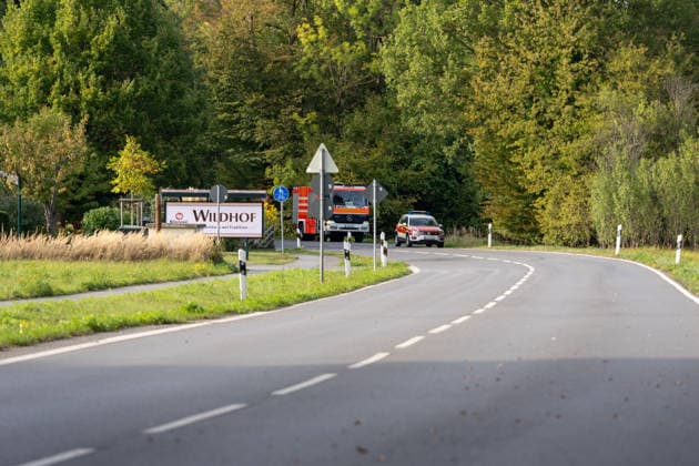 250kg Weltkriegsbombe in Stadtwald gefunden - Sprengung am selben Tag notwendig Am Mittwoch, 07.10.2026, wurde im Bereich des Wildhofs im Offenbacher Stadtwald eine rund 250 Kilogramm schwere Weltkriegsbombe kontrolliert gesprengt. Der Kampfmittelräumdienst beseitigte das Kampfmittel am Nachmittag wie geplant. Zuvor war der Evakuierungsradius auf 300 Meter reduziert worden, sodass das Energiewerk der EVO nicht geräumt werden musste. Auf Heusenstammer Gemarkung waren keine Evakuierungen erforderlich. Die Sperrungen auf der Dietzenbacher Straße und der Landesstraße 3117 wurden aufgehoben. Offenbach am Main Hessen Deutschland