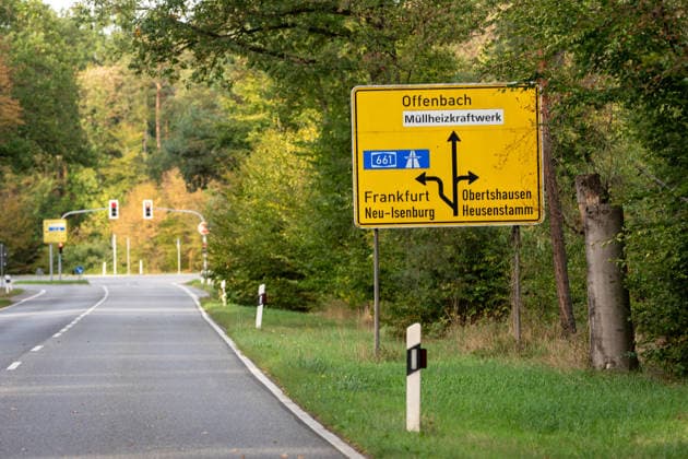 250kg Weltkriegsbombe in Stadtwald gefunden - Sprengung am selben Tag notwendig Am Mittwoch, 07.10.2026, wurde im Bereich des Wildhofs im Offenbacher Stadtwald eine rund 250 Kilogramm schwere Weltkriegsbombe kontrolliert gesprengt. Der Kampfmittelräumdienst beseitigte das Kampfmittel am Nachmittag wie geplant. Zuvor war der Evakuierungsradius auf 300 Meter reduziert worden, sodass das Energiewerk der EVO nicht geräumt werden musste. Auf Heusenstammer Gemarkung waren keine Evakuierungen erforderlich. Die Sperrungen auf der Dietzenbacher Straße und der Landesstraße 3117 wurden aufgehoben. Offenbach am Main Hessen Deutschland