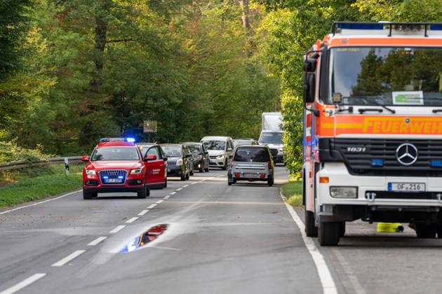 250kg Weltkriegsbombe in Stadtwald gefunden - Sprengung am selben Tag notwendig Am Mittwoch, 07.10.2026, wurde im Bereich des Wildhofs im Offenbacher Stadtwald eine rund 250 Kilogramm schwere Weltkriegsbombe kontrolliert gesprengt. Der Kampfmittelräumdienst beseitigte das Kampfmittel am Nachmittag wie geplant. Zuvor war der Evakuierungsradius auf 300 Meter reduziert worden, sodass das Energiewerk der EVO nicht geräumt werden musste. Auf Heusenstammer Gemarkung waren keine Evakuierungen erforderlich. Die Sperrungen auf der Dietzenbacher Straße und der Landesstraße 3117 wurden aufgehoben. Offenbach am Main Hessen Deutschland