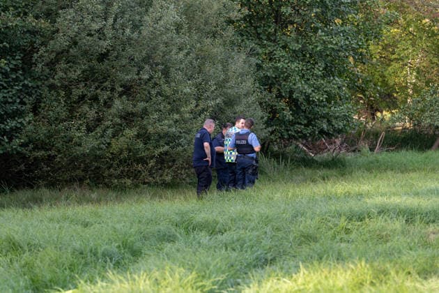 250kg Weltkriegsbombe in Stadtwald gefunden - Sprengung am selben Tag notwendig Am Mittwoch, 07.10.2026, wurde im Bereich des Wildhofs im Offenbacher Stadtwald eine rund 250 Kilogramm schwere Weltkriegsbombe kontrolliert gesprengt. Der Kampfmittelräumdienst beseitigte das Kampfmittel am Nachmittag wie geplant. Zuvor war der Evakuierungsradius auf 300 Meter reduziert worden, sodass das Energiewerk der EVO nicht geräumt werden musste. Auf Heusenstammer Gemarkung waren keine Evakuierungen erforderlich. Die Sperrungen auf der Dietzenbacher Straße und der Landesstraße 3117 wurden aufgehoben. Offenbach am Main Hessen Deutschland