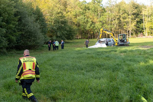 250kg Weltkriegsbombe in Stadtwald gefunden - Sprengung am selben Tag notwendig Am Mittwoch, 07.10.2026, wurde im Bereich des Wildhofs im Offenbacher Stadtwald eine rund 250 Kilogramm schwere Weltkriegsbombe kontrolliert gesprengt. Der Kampfmittelräumdienst beseitigte das Kampfmittel am Nachmittag wie geplant. Zuvor war der Evakuierungsradius auf 300 Meter reduziert worden, sodass das Energiewerk der EVO nicht geräumt werden musste. Auf Heusenstammer Gemarkung waren keine Evakuierungen erforderlich. Die Sperrungen auf der Dietzenbacher Straße und der Landesstraße 3117 wurden aufgehoben. Offenbach am Main Hessen Deutschland