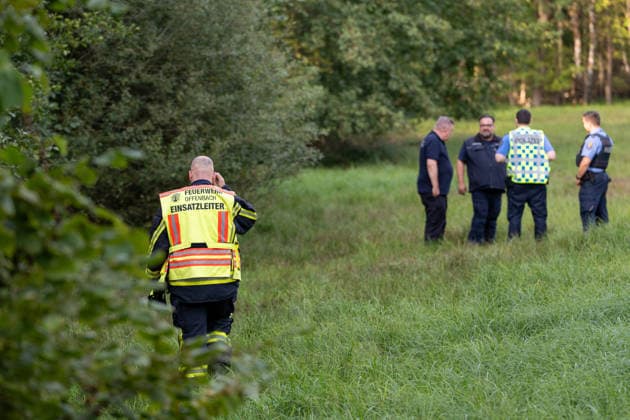 250kg Weltkriegsbombe in Stadtwald gefunden - Sprengung am selben Tag notwendig Am Mittwoch, 07.10.2026, wurde im Bereich des Wildhofs im Offenbacher Stadtwald eine rund 250 Kilogramm schwere Weltkriegsbombe kontrolliert gesprengt. Der Kampfmittelräumdienst beseitigte das Kampfmittel am Nachmittag wie geplant. Zuvor war der Evakuierungsradius auf 300 Meter reduziert worden, sodass das Energiewerk der EVO nicht geräumt werden musste. Auf Heusenstammer Gemarkung waren keine Evakuierungen erforderlich. Die Sperrungen auf der Dietzenbacher Straße und der Landesstraße 3117 wurden aufgehoben. Offenbach am Main Hessen Deutschland